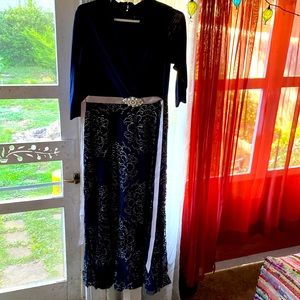 Leslie Fay -Navy Blue Mother of the Bride gown . Loose V neck Silver ribbon tie.